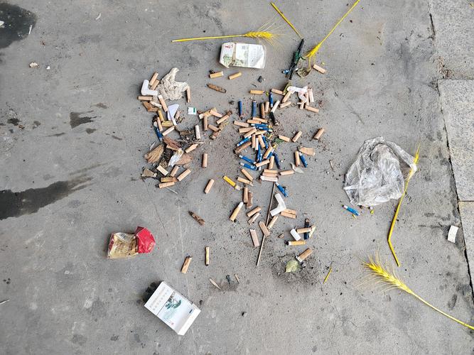 扔烟头引爆楼下炮摊